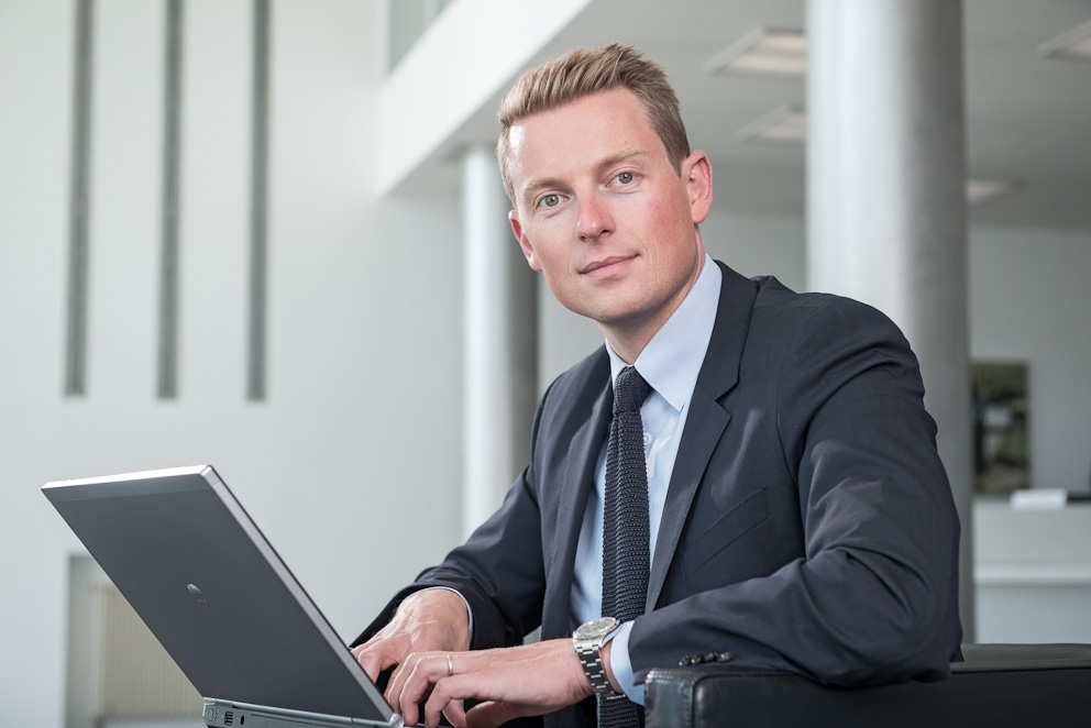 Matthias Moser startete seine Karriere in der PHS 2004 als Trainee. Zwei Jahre später übernahm der Südtiroler die Leitung des Händlerstandortes in Triest, weitere Betriebe folgten. Heute ist der 33jährige Geschäftsführer der zur Porsche Holding gehörenden Eurocar Italia, die fünf Betriebe mit mehr als 160 Mitarbeitern umfasst.