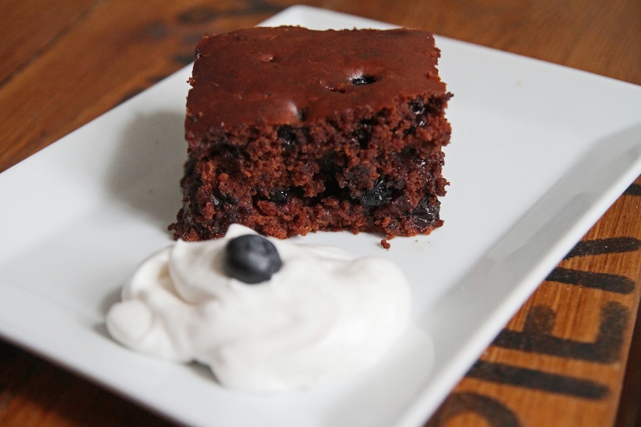 Vegane Brownies mit flüssigem Schoko-Kern und Beeren
