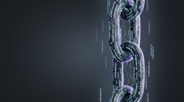 Digitale 3D-Illustration einer Blockchain-Kette aus leuchtenden Binärcode-Gliedern vor dunklem Hintergrund mit lila-blauen Akzenten