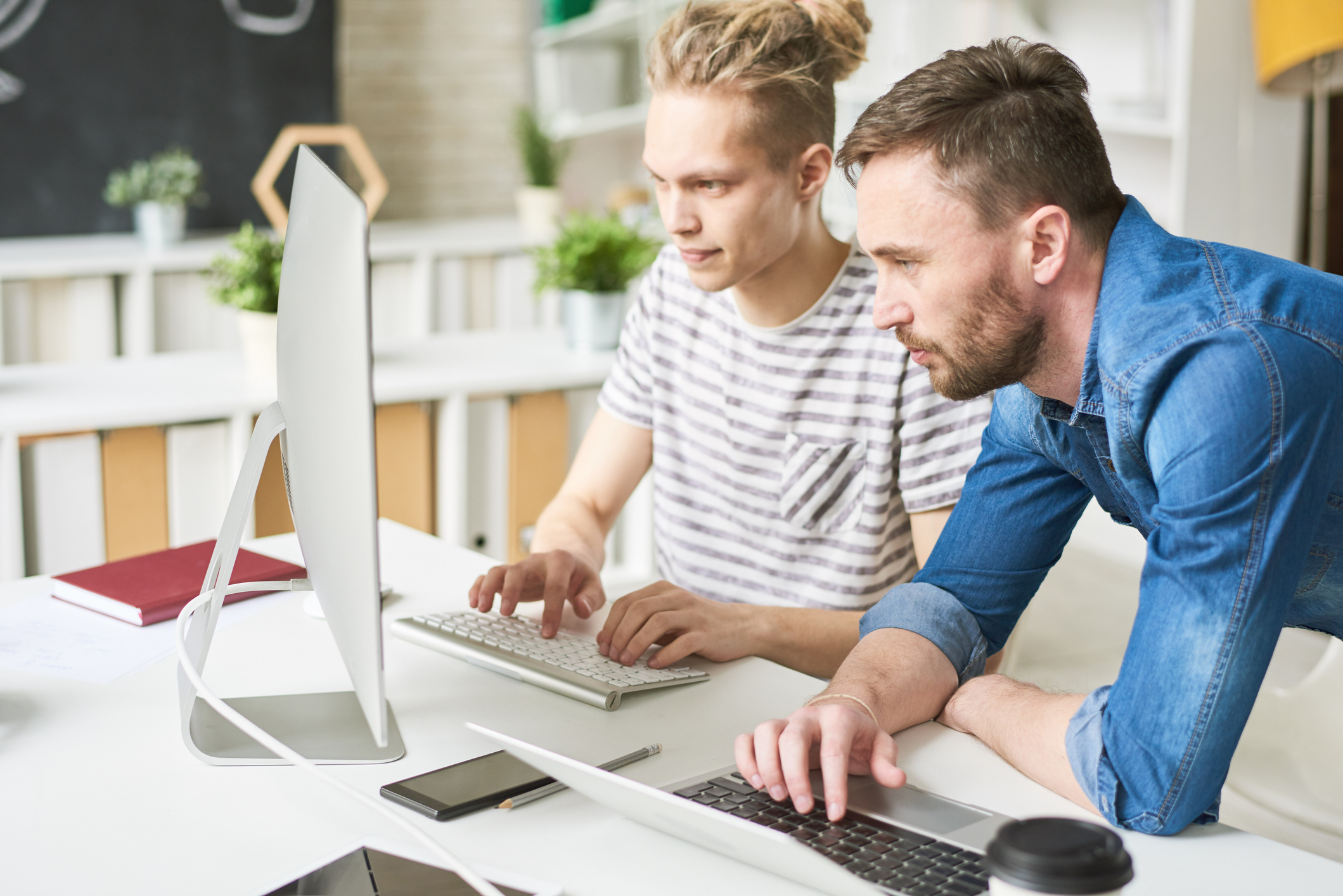 Effective photo. Офис команда кофе вместе. Фото всех работ одновременно. Менеджер склада. Менеджер и клиент.