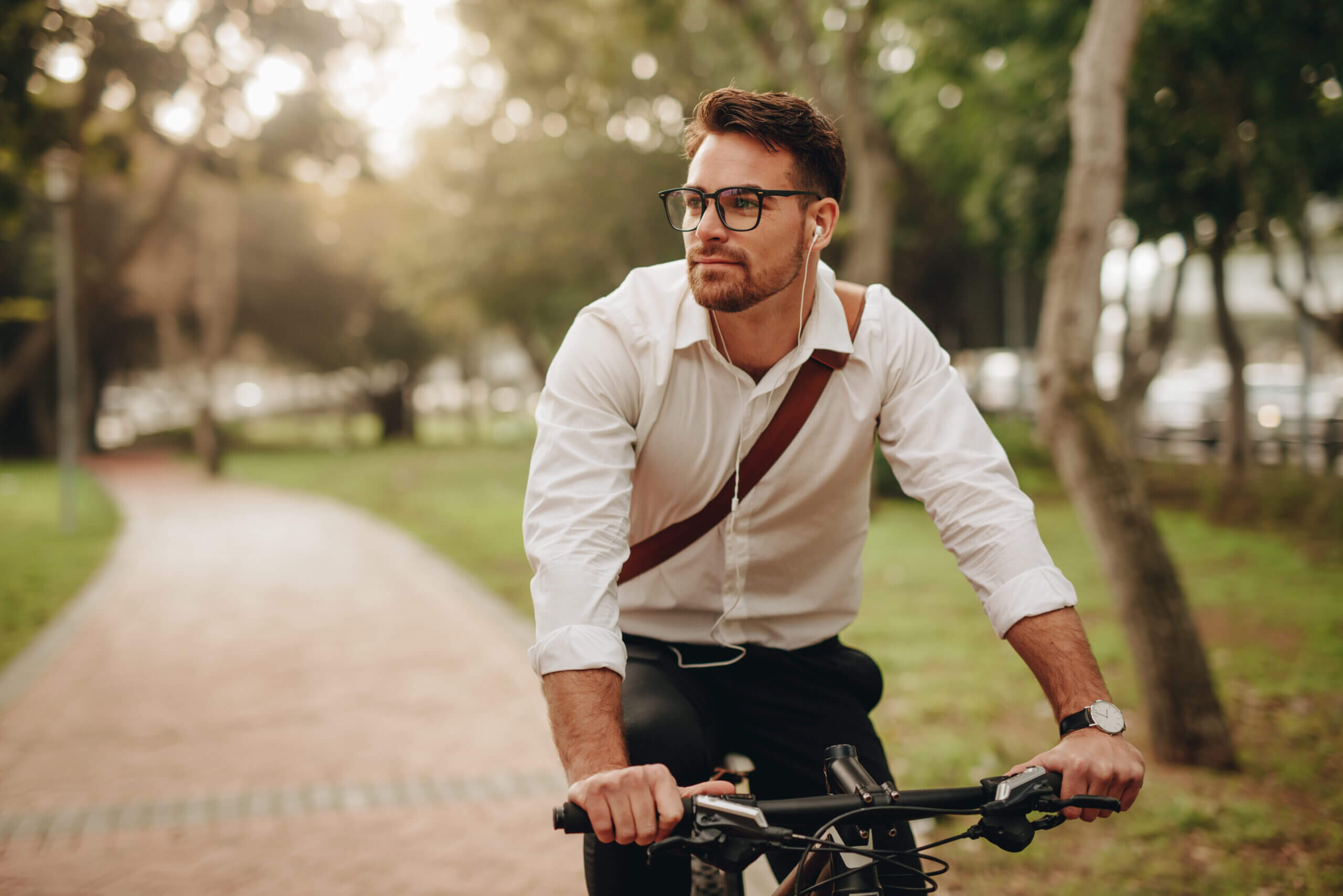 Businessman pendelt mit dem Fahrrad ins Büro