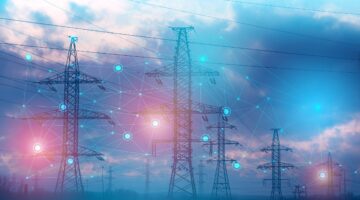Mehrere Hochspannungsmasten in einer weiten Landschaft bei Dämmerung, überlagert mit einem digitalen
