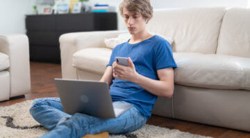 Junger Mann studiert mit Laptop