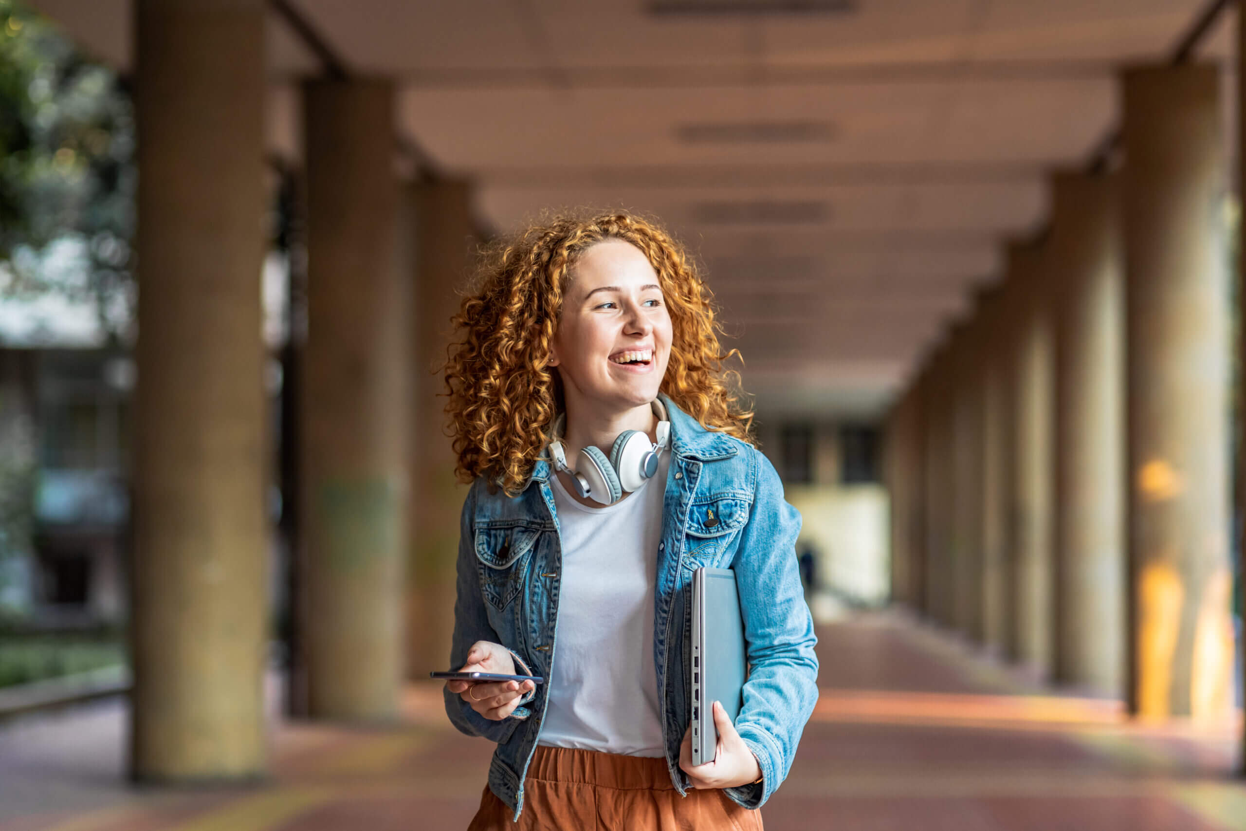 Studentin mit Laptop und Smartphone