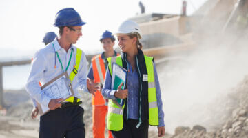 Bauingenieure auf einer Baustelle