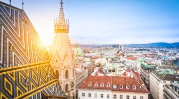 Atemberaubende Vogelperspektive über Wien mit dem charakteristischen Ziegeldach und dem Südturm des