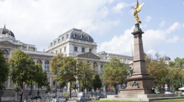 Die Universität Wien mit ihrer imposanten Ringstraßen-Fassade und der goldenen Engelsstatue des Lieb