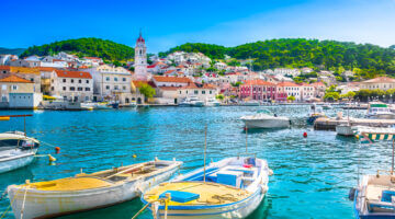Mediterranes Dorf am Meer (Kroatien)