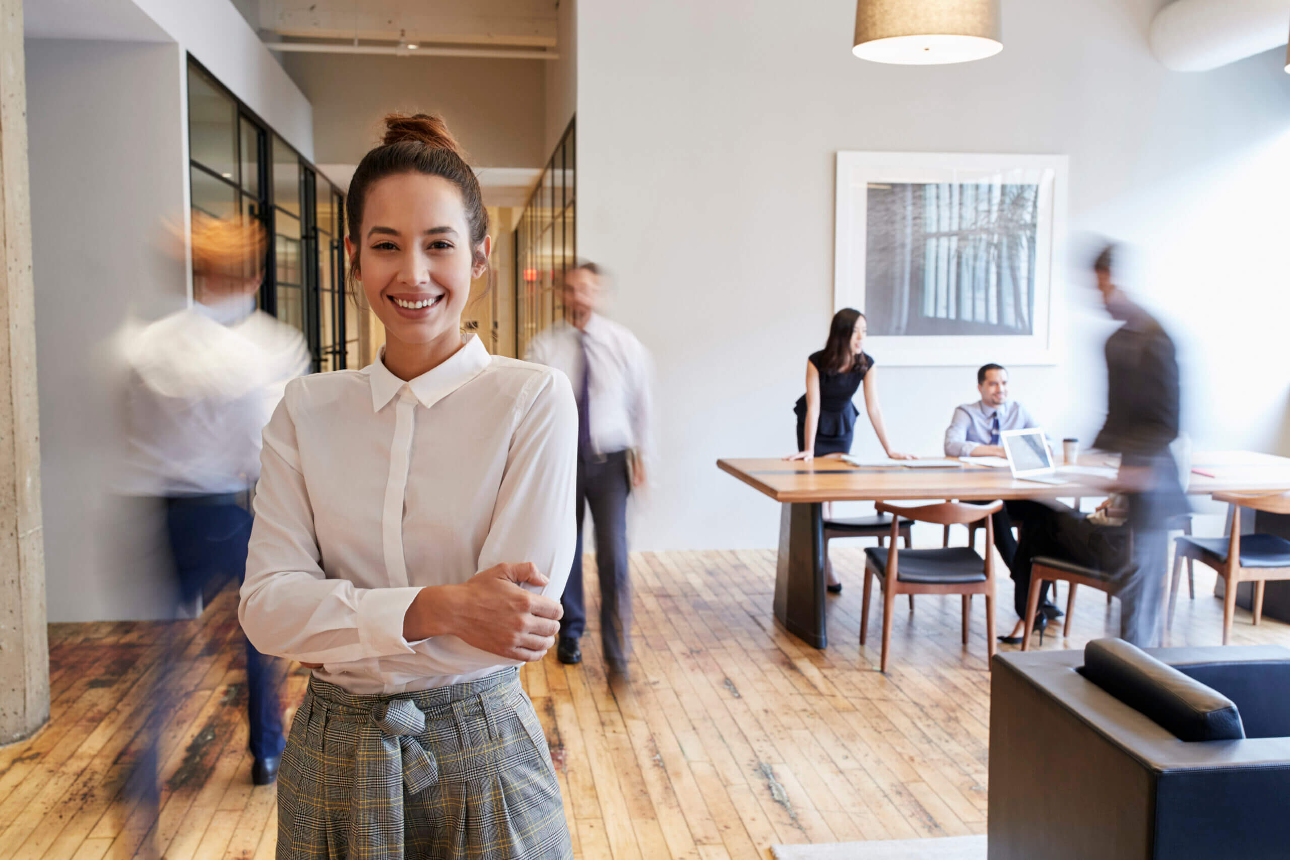 Junge Frau am Arbeitsplatz